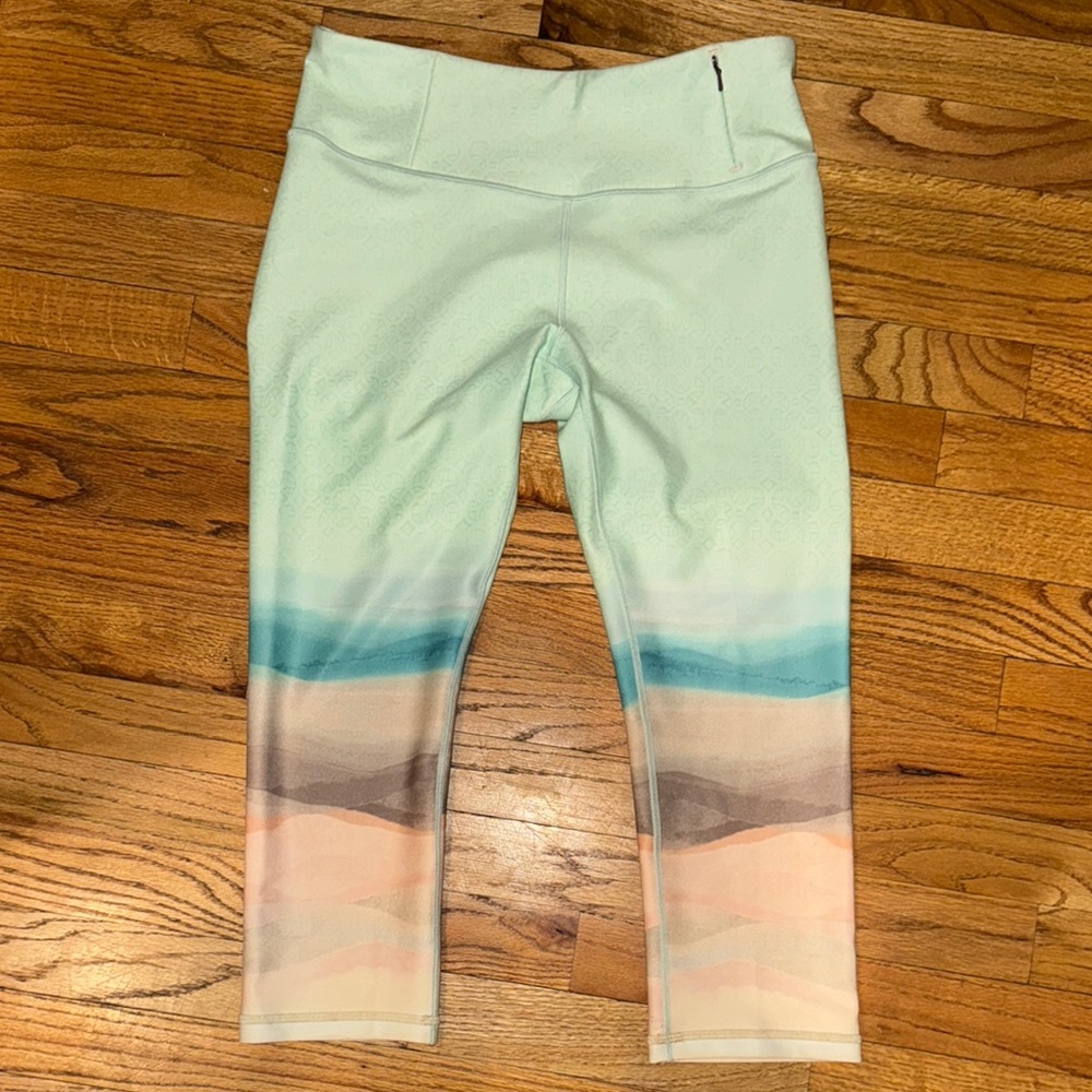 Nwt CALIA Multicolor mid-rise capris size Mediumā